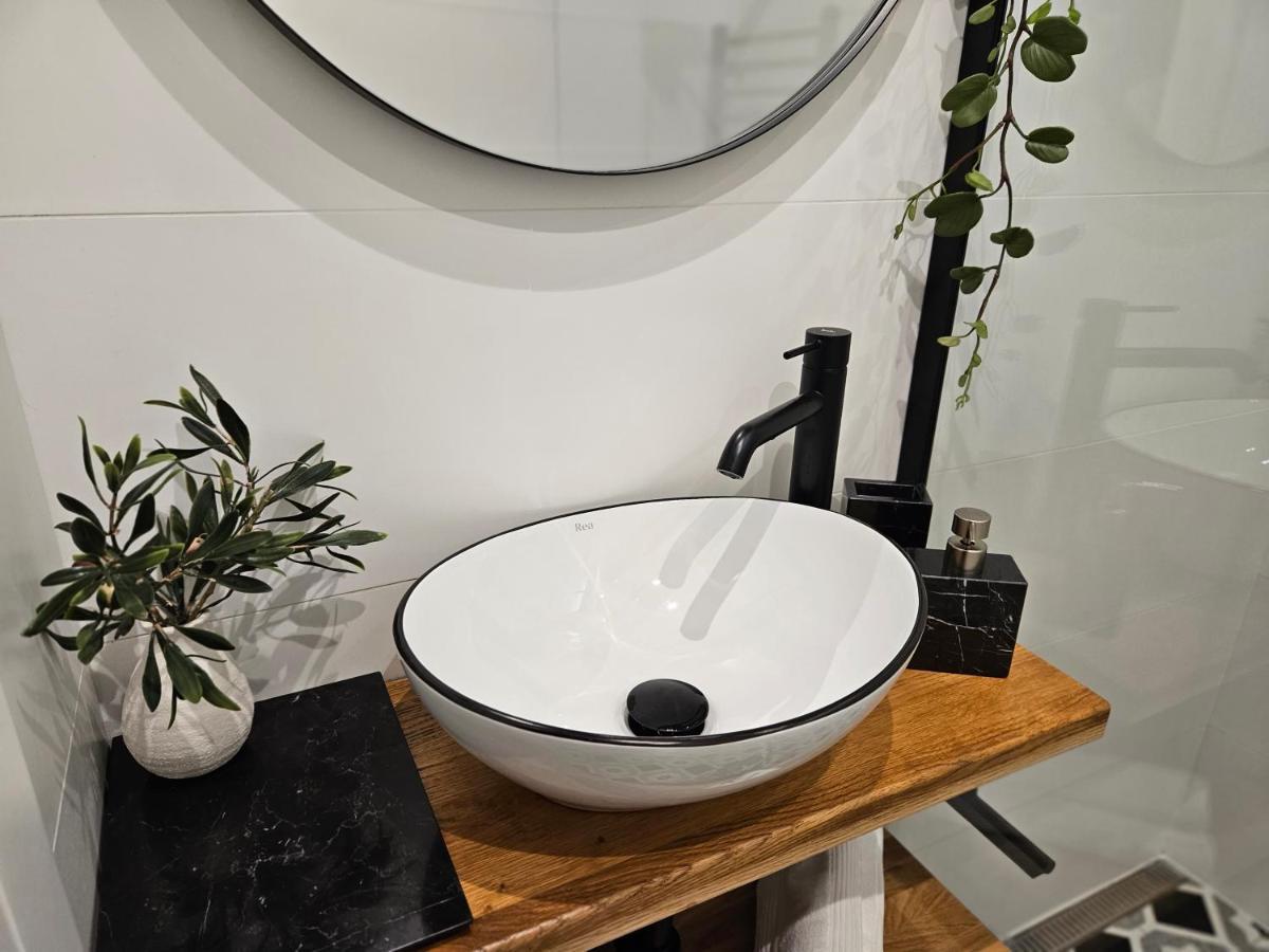 Design Apt In Old Town-Free Parking-Balcony Bratislava Esterno foto