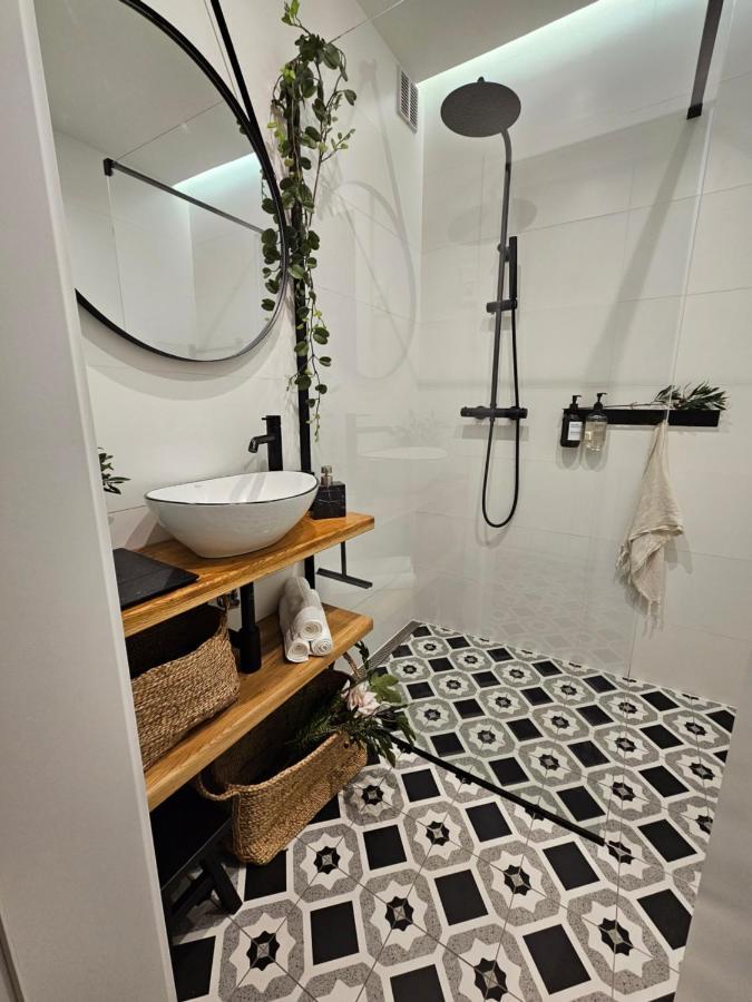 Design Apt In Old Town-Free Parking-Balcony Bratislava Esterno foto