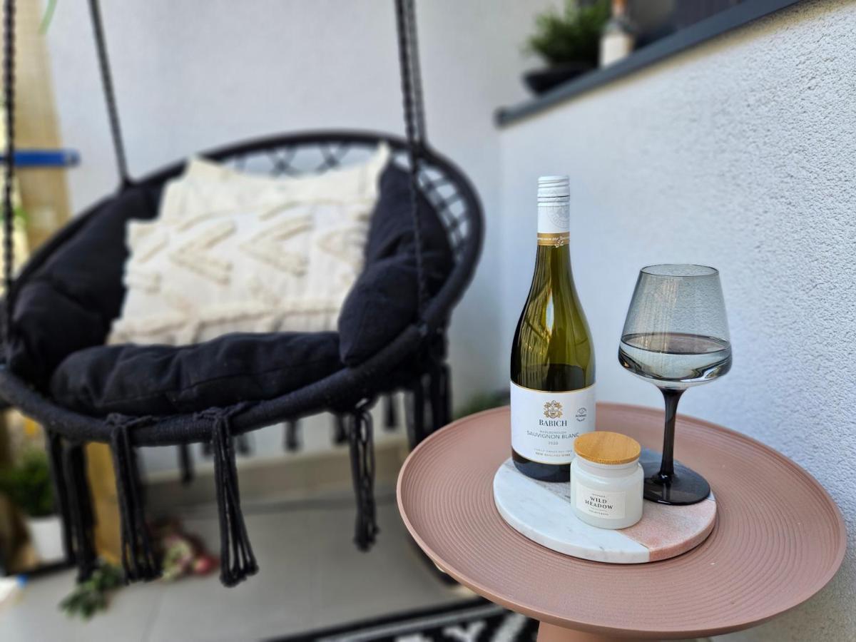 Design Apt In Old Town-Free Parking-Balcony Bratislava Esterno foto